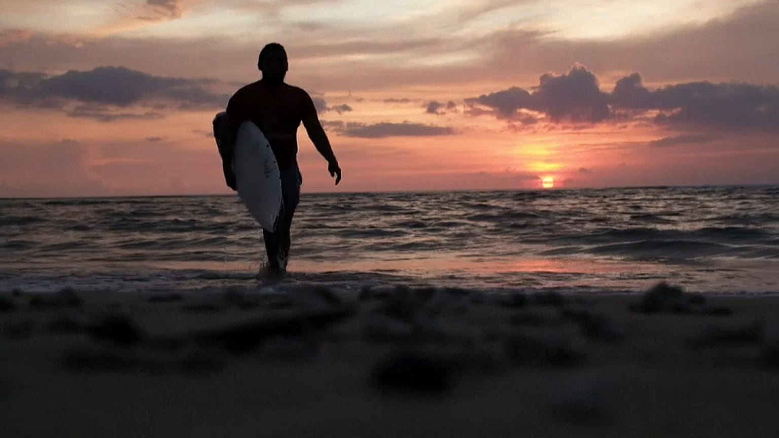 Indonésie : surfer son bourreau, comme une thérapie, 15 ans après le tsunami