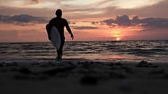 Indonésie : surfer son bourreau, comme une thérapie, 15 ans après le tsunami