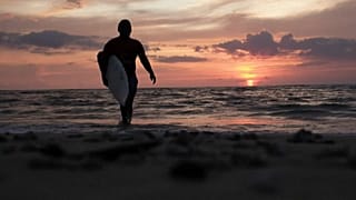 Indonésie : surfer son bourreau, comme une thérapie, 15 ans après le tsunami