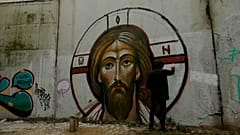 En Russie, un collectif de graffeurs peint des icônes religieuses sur les murs de Moscou  