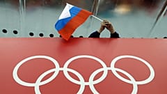 Un fan de patinage russe tient un drapeau de son pays lors des jeux olympiques de Sochi en 2014.