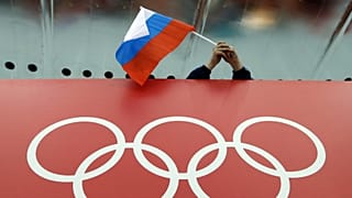 Un fan de patinage russe tient un drapeau de son pays lors des jeux olympiques de Sochi en 2014.