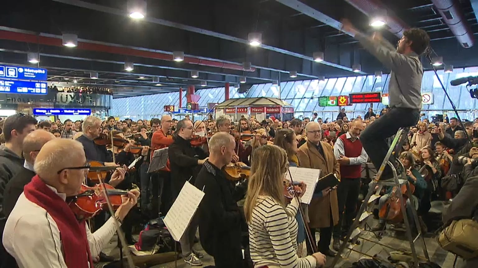 Über 100 Musiker spielen zusammen im Prager Hauptbahnhof 