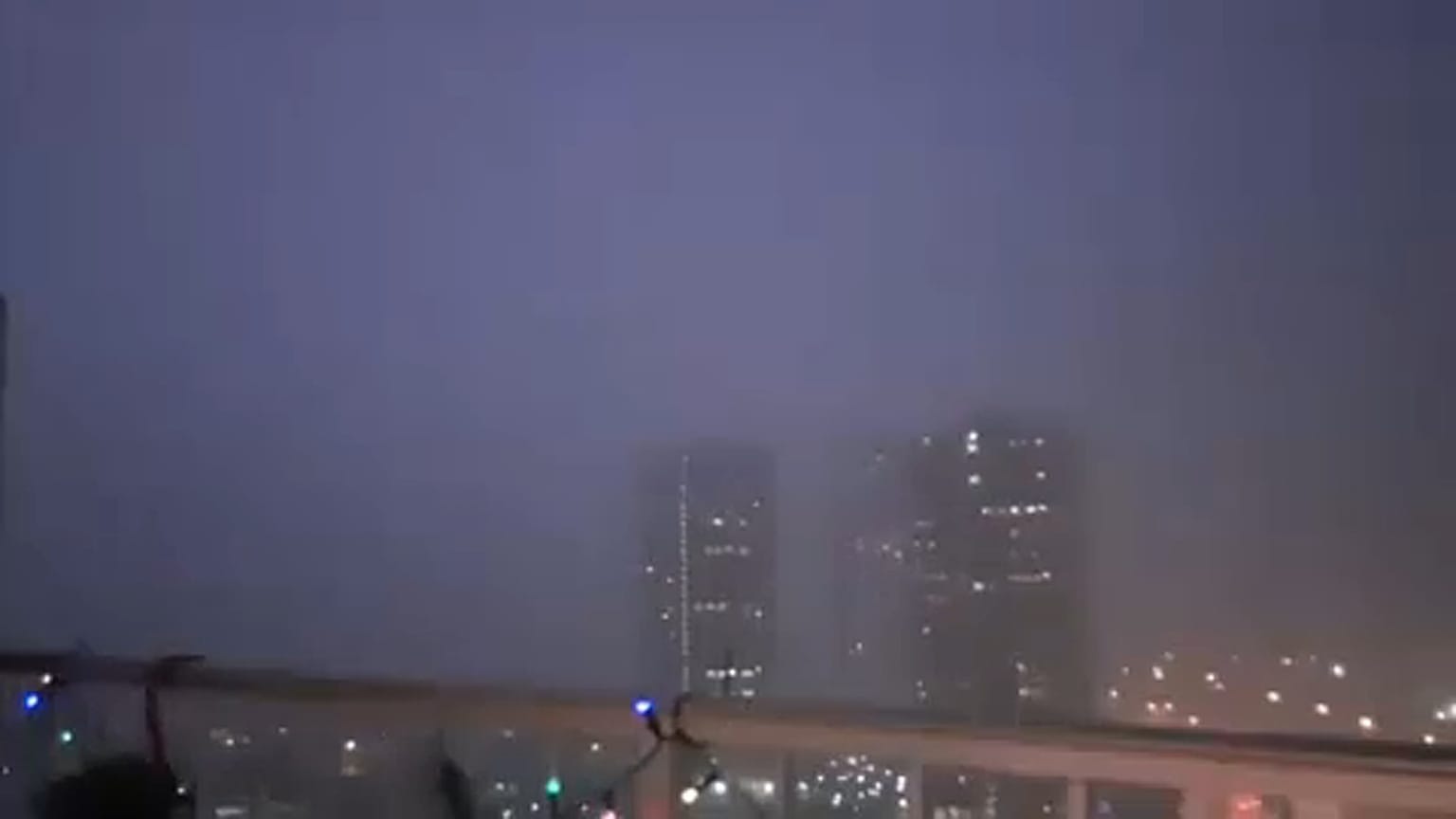 Karácsonyi ajándék Sydneynek: zivatar