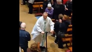 A karácsonyi mise végén rollerre pattant egy ír pap