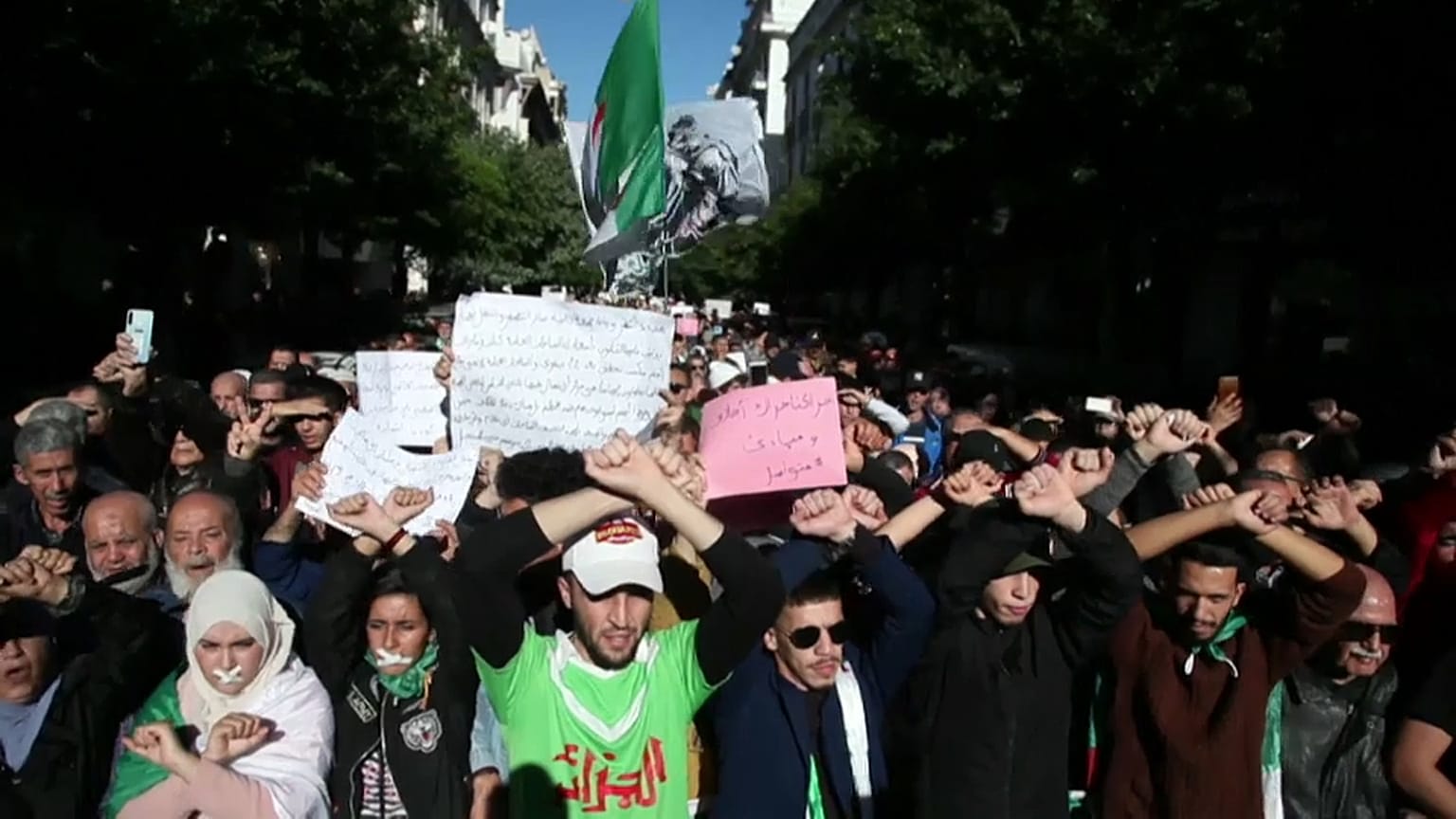 احتجاجات الجزائر تستمر في يوم الحداد على وفاة القايد صالح