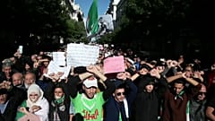 احتجاجات الجزائر تستمر في يوم الحداد على وفاة القايد صالح
