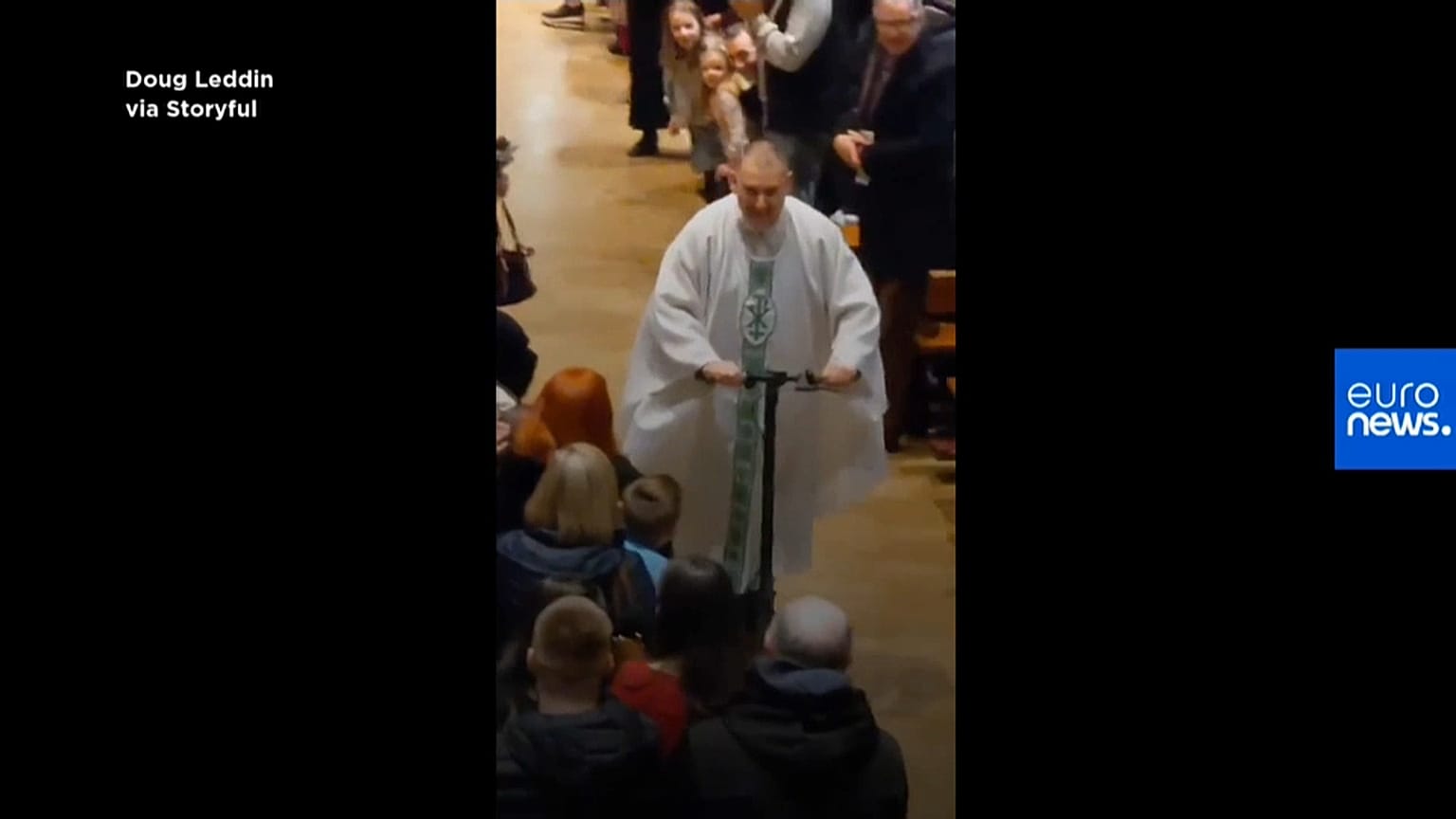 [Vídeo] Un cura irlandés abandona la misa del gallo en el patinete que le regaló Papá Noel