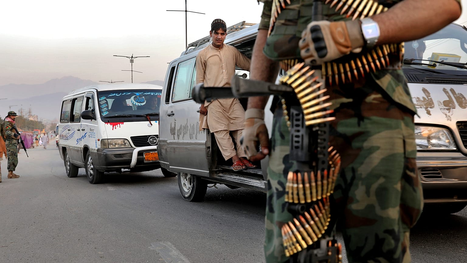 Afganistan'da Taliban örgütü yol keserek 27 barış aktivistini kaçırdı