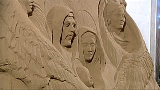 Eine Weihnachtskrippe aus Sand gebaut