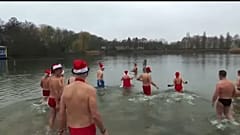 Almanların Noel kutlaması: Buz gibi suda yüzdüler