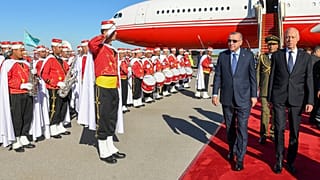 الرئيس التركي رجب طيب أردوغان، والرئيس التونسي قيس سعيد، برفقة حرس الشرف العسكري في مطار تونس العاصمة.  