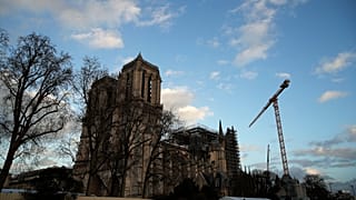 Hay 50% de posibilidades de que la estructura de Notre Dame no pueda ser salvada, según el deán