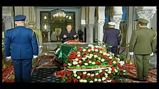 L'Algeria piange l'ultimo uomo forte