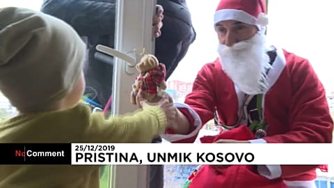 Волонтеры поздравляют детей и мигрантов