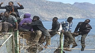 توقيف عدة أشخاص يشتبه بارتباطهم بشبكات الهجرة غير الشرعية في المغرب