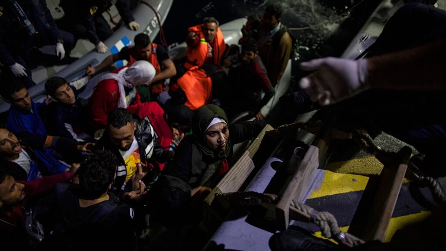 صورة لعملية إنقاذ لاجئين ومهاجرين من زورقهم من قبل دورية خفر السواحل اليونانية بالقرب من جزيرة ساموس