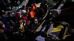 صورة لعملية إنقاذ لاجئين ومهاجرين من زورقهم من قبل دورية خفر السواحل اليونانية بالقرب من جزيرة ساموس