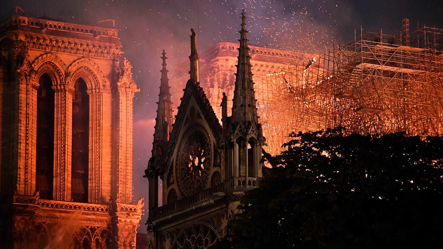Paris'in simgesi tarihi Notre Dame Katedrali’ni kurtarma şansı yüzde 50