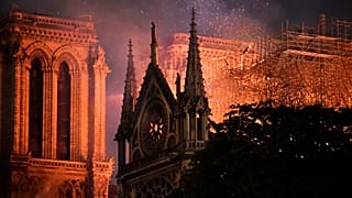Paris'in simgesi tarihi Notre Dame Katedrali’ni kurtarma şansı yüzde 50