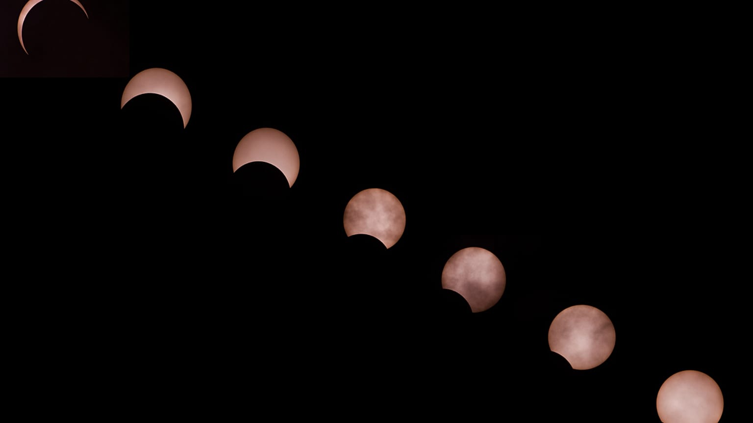 FOTO L'ultima eclissi solare del decennio: un anello di fuoco nel cielo