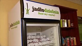Hajléktalanokkal osztják meg a vacsorájukat a lengyelek
