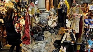 Le figurine di Maria, Giuseppe e Gesù Bambino con la mascherina