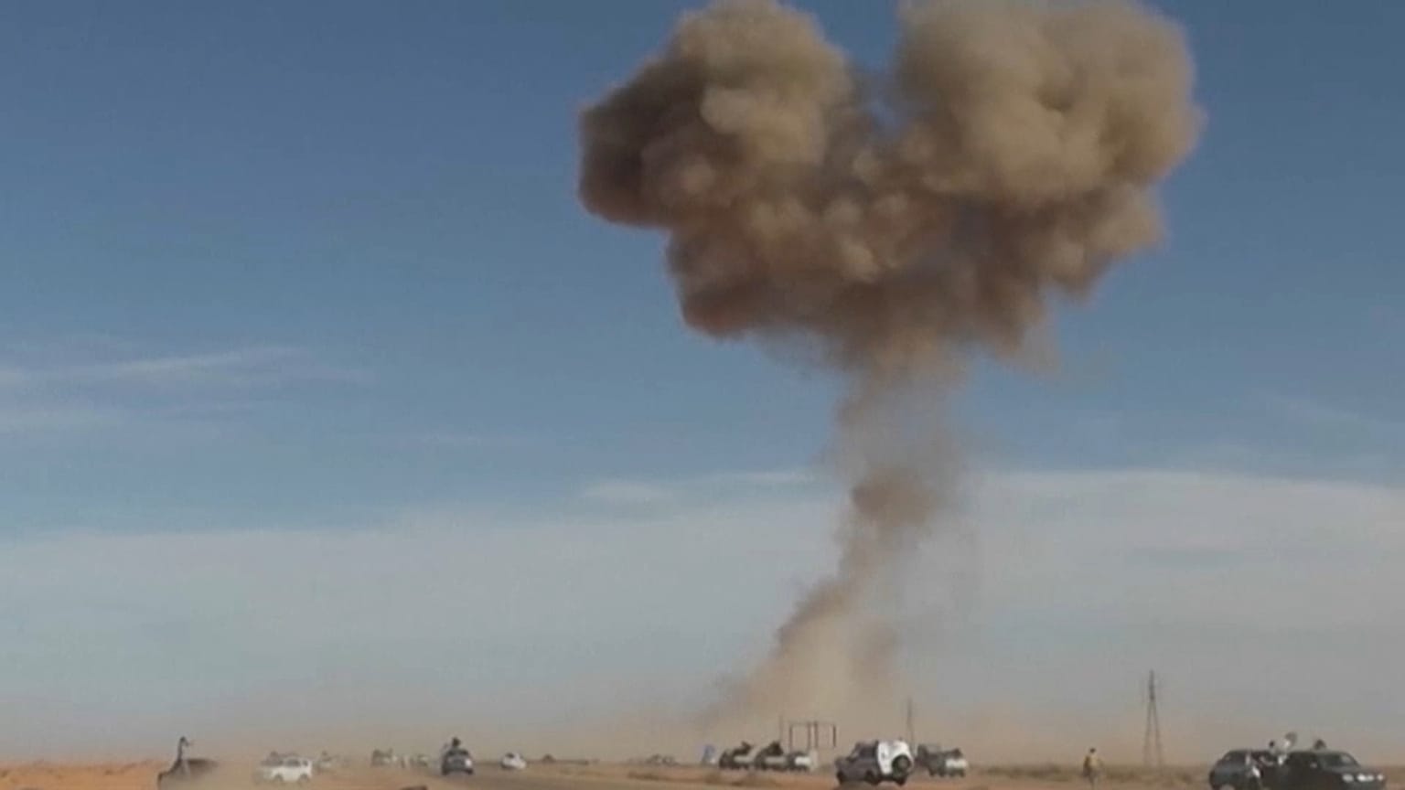 Libia: raid aerei su Zawiya, Tripoli in pressing sulla Tunisia