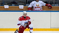Putin spielt Eishockey auf Rotem Platz