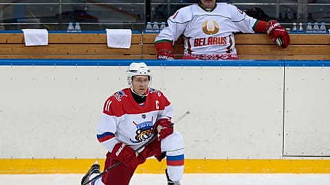 Putin spielt Eishockey auf Rotem Platz