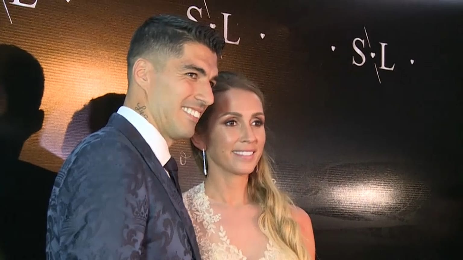 شاهد: سواريز يحتفل بعيد زواجه العاشر في حضور ميسي 