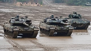 Deutsche Panzer, darunter der Leopard 2A6 (links)