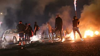 متظاهرون عراقيون يقطعون الطرق في مدينة البصرة احتجاجا على المترشحين لمنصب رئيس الوزراء-26/12/2019 