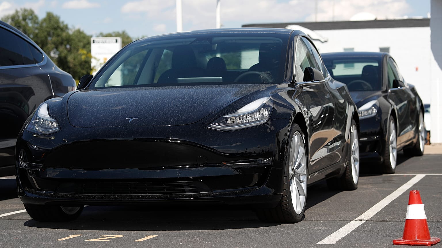 Tesla, Şangay’da rekor hızla ürettiği 'Model 3' araçlarının teslimatına başlıyor