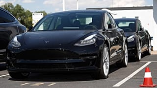 Tesla, Şangay’da rekor hızla ürettiği 'Model 3' araçlarının teslimatına başlıyor
