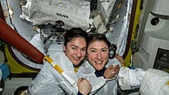 Uzay yürüyüşünü gerçekleştiren kadın astronotlar Jessica Meir (solda) ve Christina Koch
