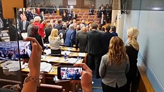 Tumulte im Parlament -  Montenegro billigt strittiges Kirchengesetz 