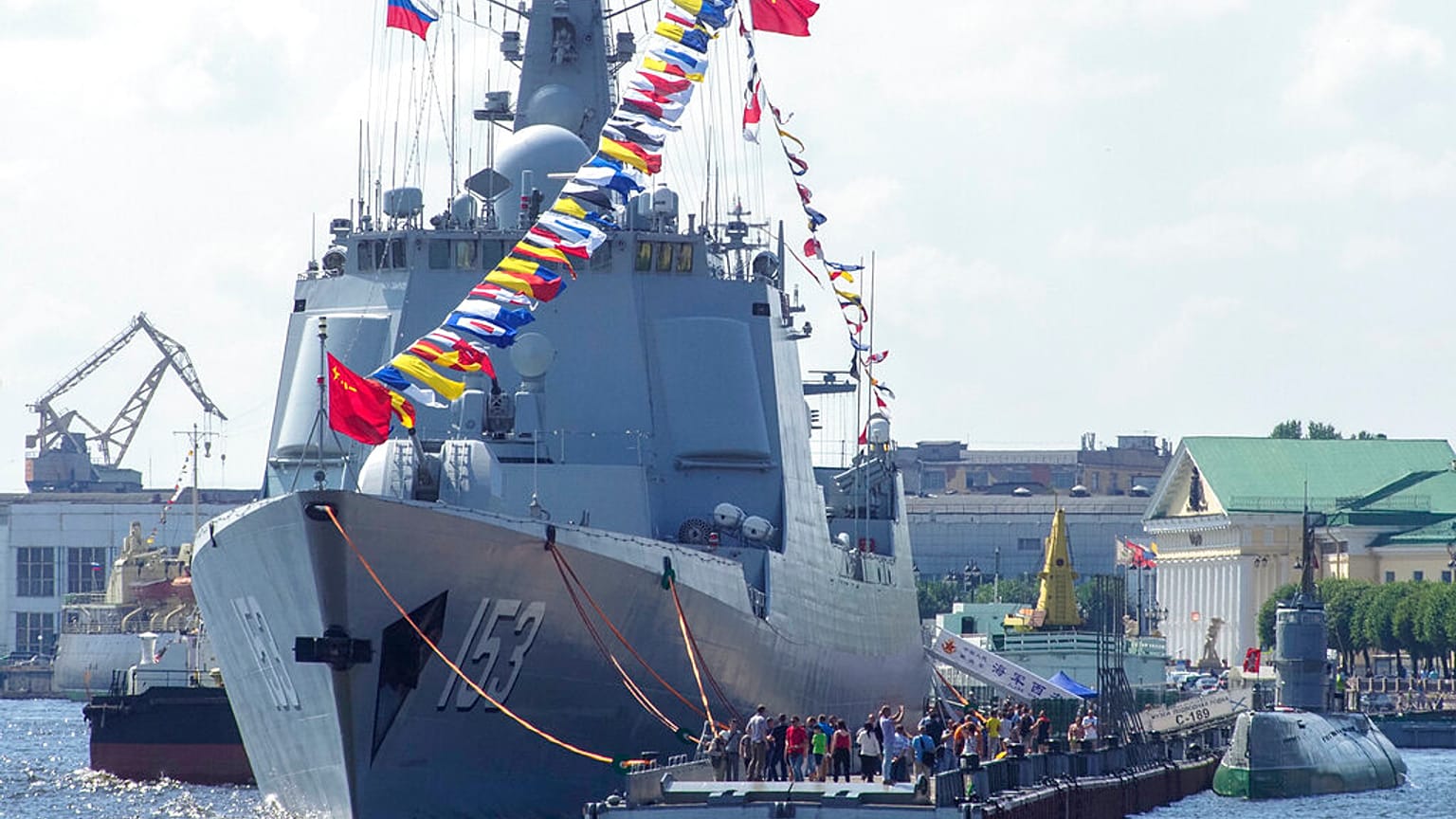 Irán anuncia a bombo y platillo sus maniobras navales con China y Rusia 
