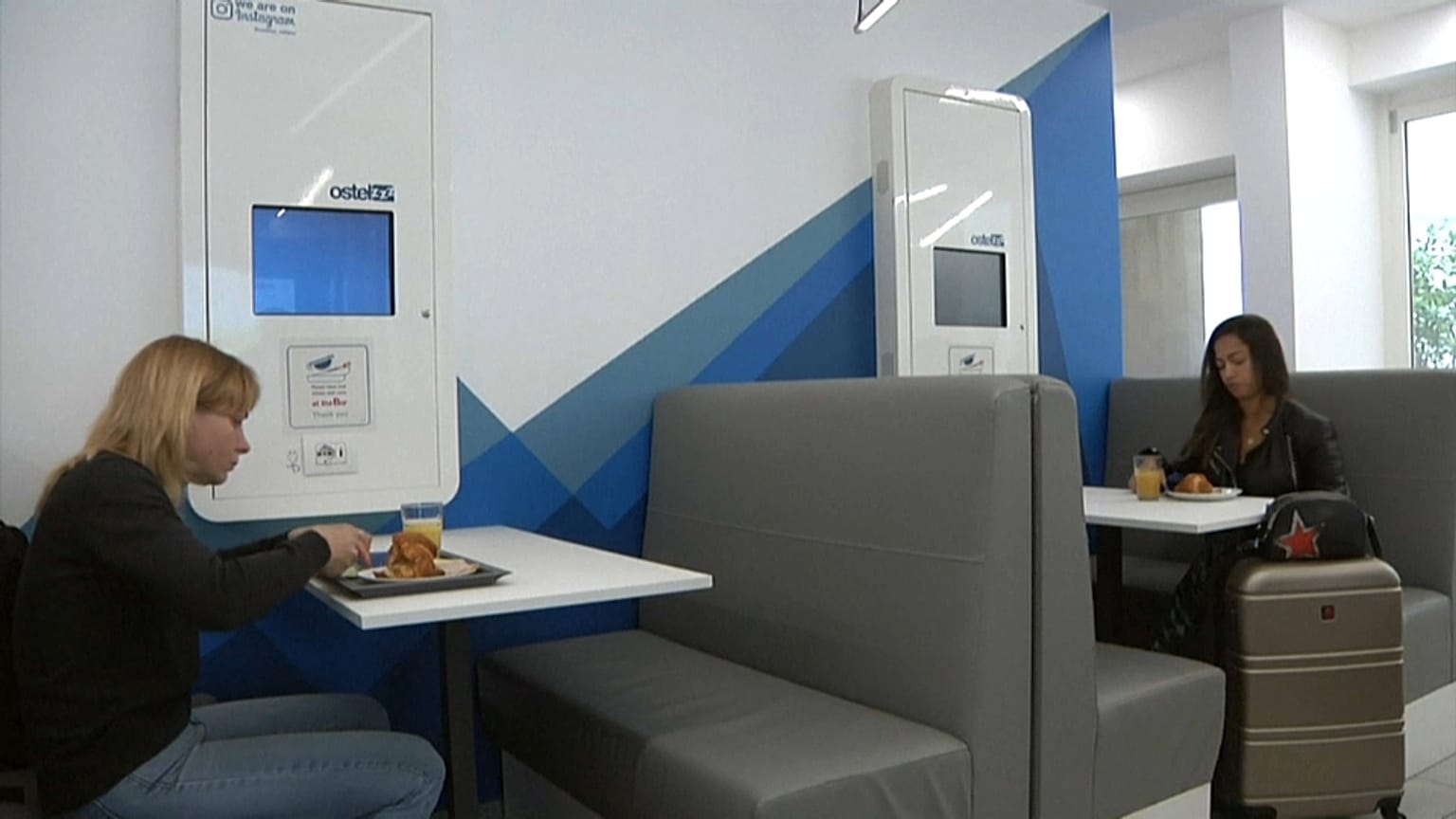 A Milano si dorme nella capsule. Aperto un ostello hi-tech in stile minimal-giappo