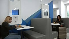A Milano si dorme nella capsule. Aperto un ostello hi-tech in stile minimal-giappo
