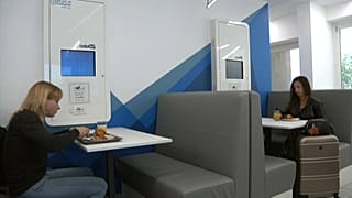 A Milano si dorme nella capsule. Aperto un ostello hi-tech in stile minimal-giappo
