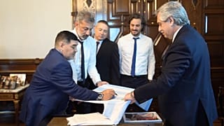 دیگو مارادونا «جام طلایی» را بار دیگر بالای سر برد