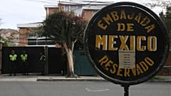 EFECTIVOS POLICIALES RESGUARDAN LA EMBAJADA DE MEJICO EN LA ZONA SUR DE LA CIUDAD DE LA PAZ. 12-26-19 AP/STRINGER