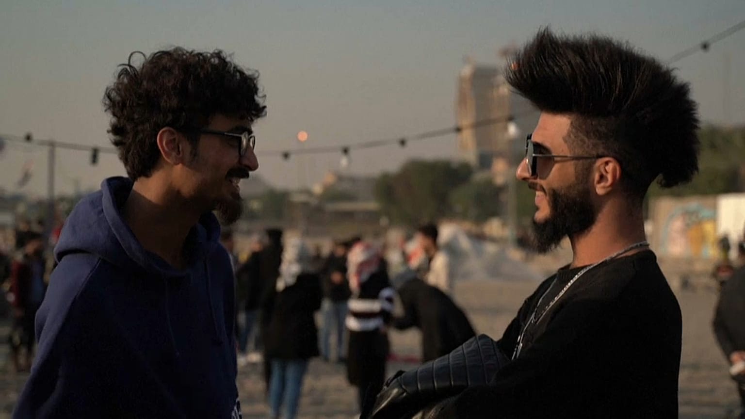 "ثورة" العراقيين تصل إلى الشعر أيضا ... تسريحة "عرف الديك" و"الموزة" الأكثر شعبية 
