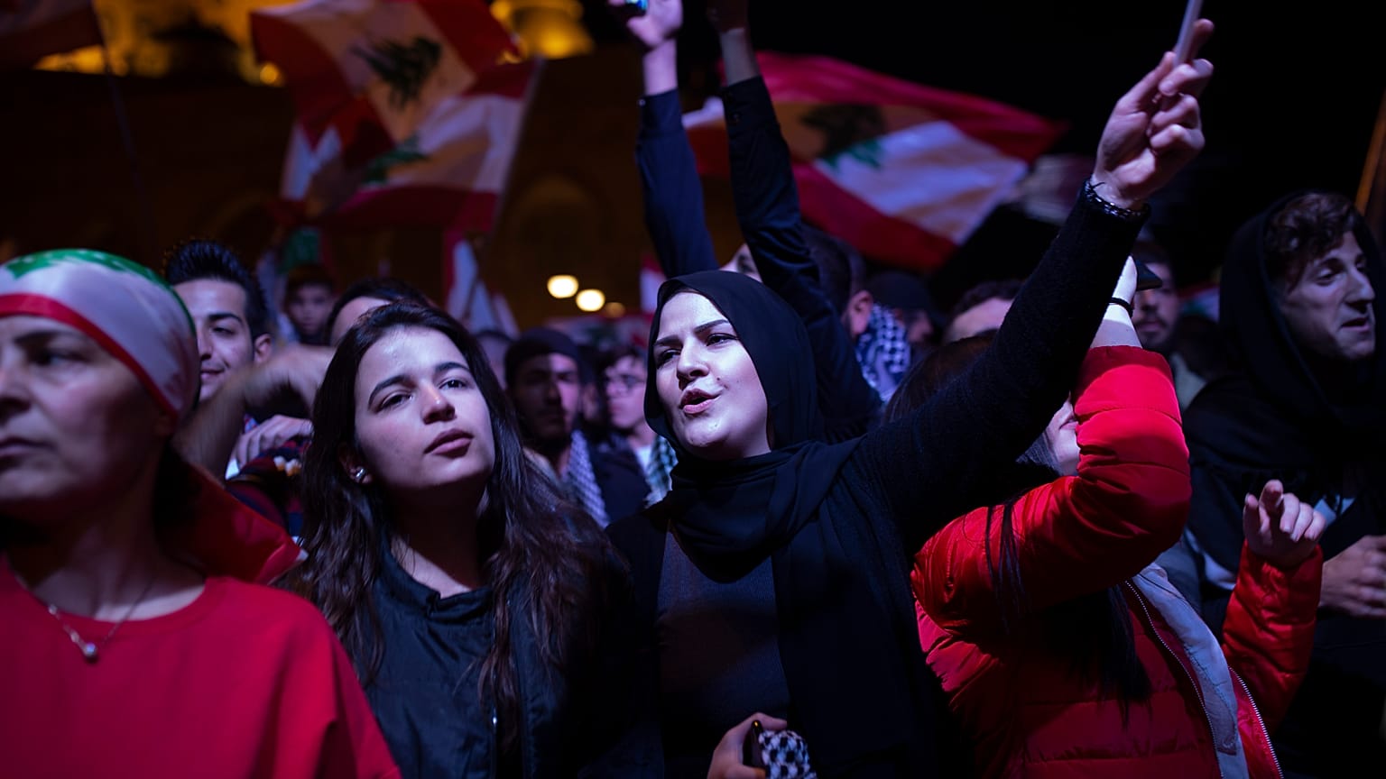 لبنانيون يتظاهرون أمام منزل رئيس الحكومة حسان دياب احتجاجا على تكليفه 