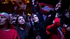 لبنانيون يتظاهرون أمام منزل رئيس الحكومة حسان دياب احتجاجا على تكليفه 