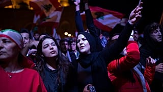 لبنانيون يتظاهرون أمام منزل رئيس الحكومة حسان دياب احتجاجا على تكليفه