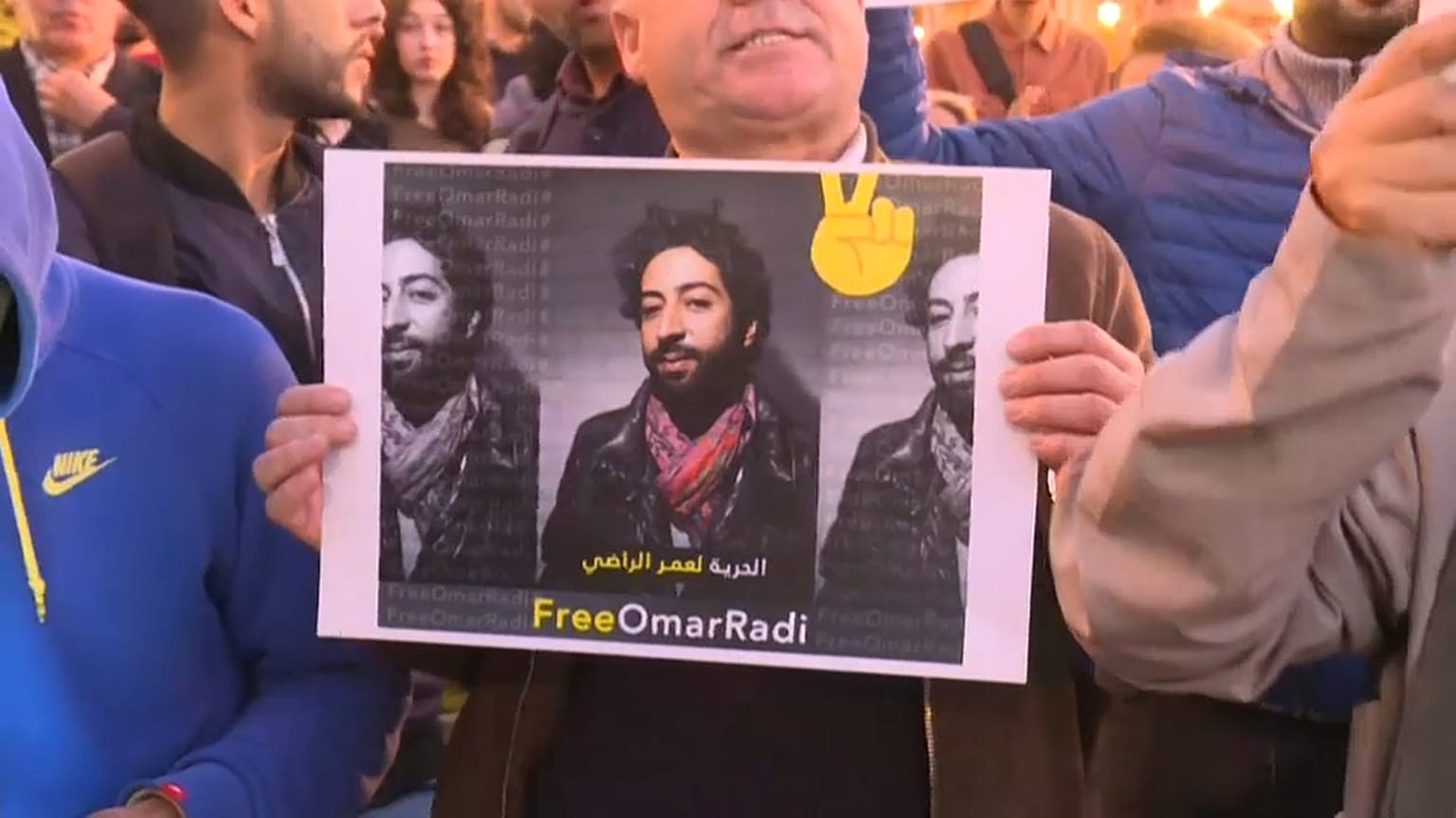 شاهد: مئات المغربيين يتظاهرون احتجاجاً على توقيف صحافي