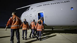 Sağlık Bakanlığına bağlı Ulusal Medikal Kurtarma Ekibi (UMKE) ve cerrahi personelden oluşan 20 kişilik sağlık ekibi, Mogadişu'ya gitti