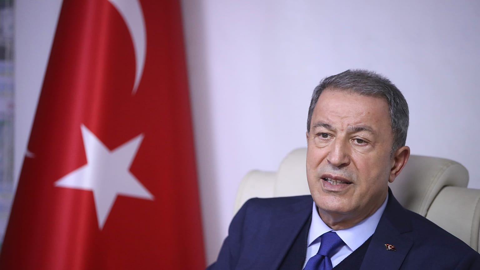 Milli Savunma Bakanı Hulusi Akar, beraberinde TSK komuta kademesi ile sınır birliklerine inceleme ve denetlemelerde bulunmak üzere Hatay’a geldi.
